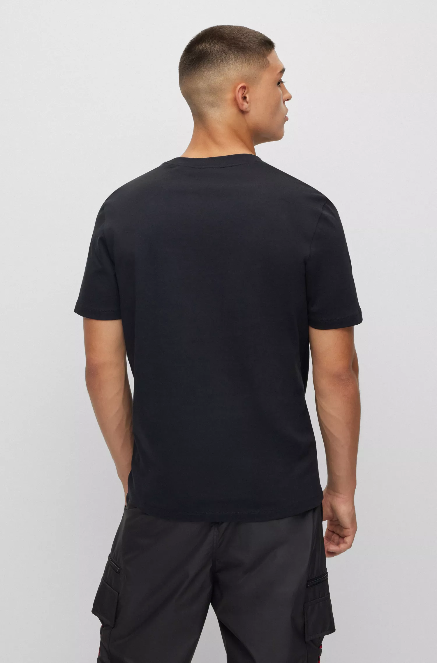 Camiseta HUGO de algodão vermelho com logo da nova temporada no peito.