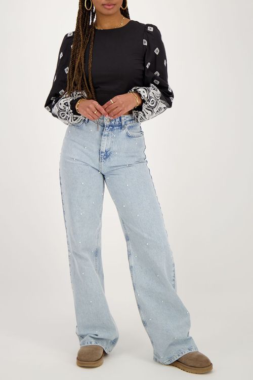 Zwarte top met gestrikte achterkant en embroidery