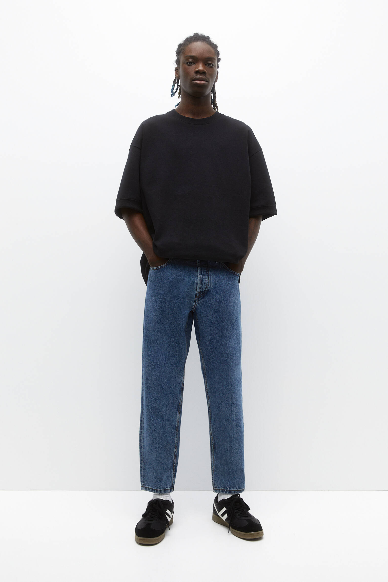CALÇA JEANS AZUL DE CORTE PADRÃO - AZUL MÉDIO