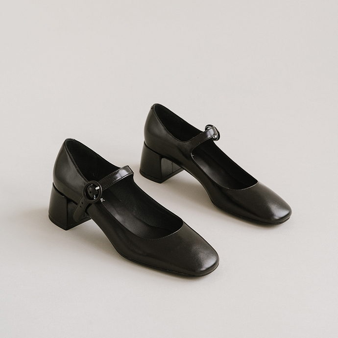 Salomés à talons et bouts carrés  en cuir noir