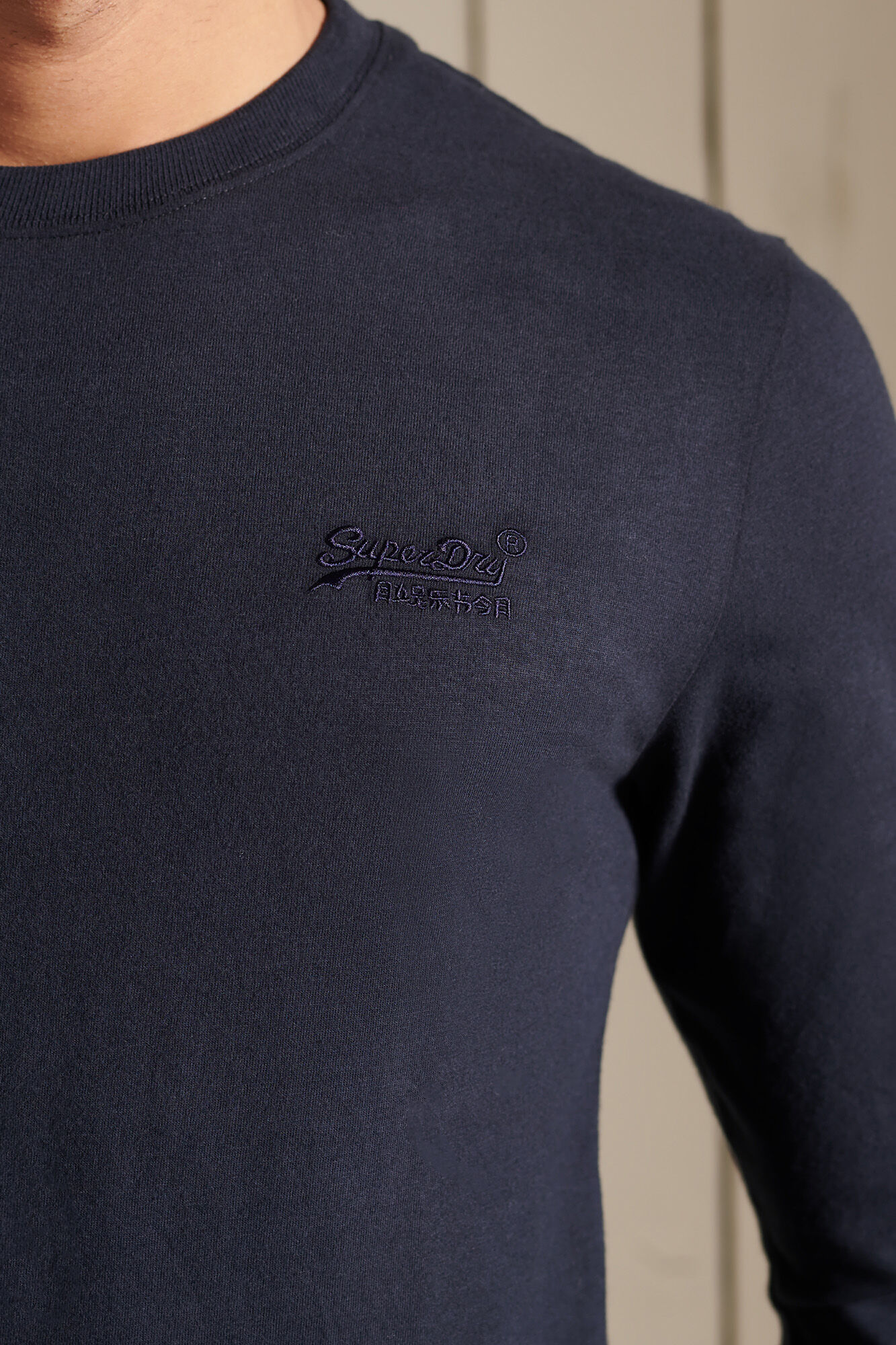 Camiseta de algodão orgânico com logotipo vintage bordado.