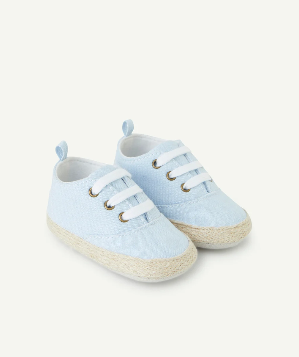 CHAUSSONS STYLE BASKETS BÉBÉ GARÇON BLEU AVEC DÉTAILS EN CORDAGES