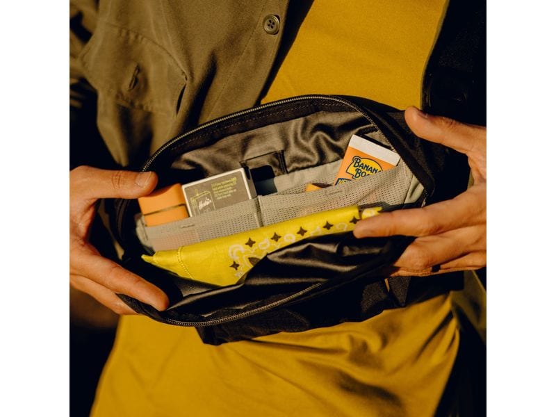 Peak Design Fotorucksack Outdoor Sling 2L – Schwarz Ultraleichte, quer über den Körper getragene Tasche