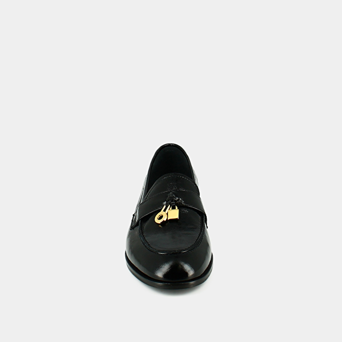 Mocassins aux détails dorés  en cuir brillant noir