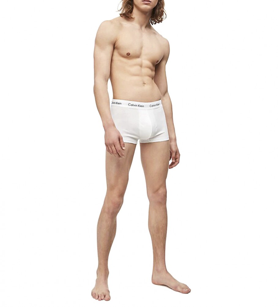 Conjunto de 3 cuecas boxer Calvin Klein de cintura baixa em algodão elástico, brancas.