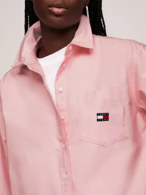 Camisa Oxford Boyfriend com Bolso e Patch de Emblema