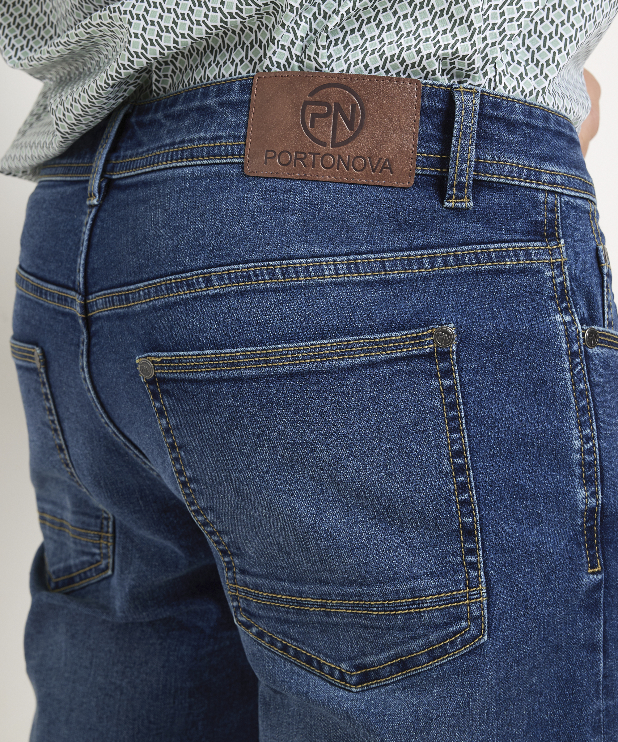 regular fit stretch jeans