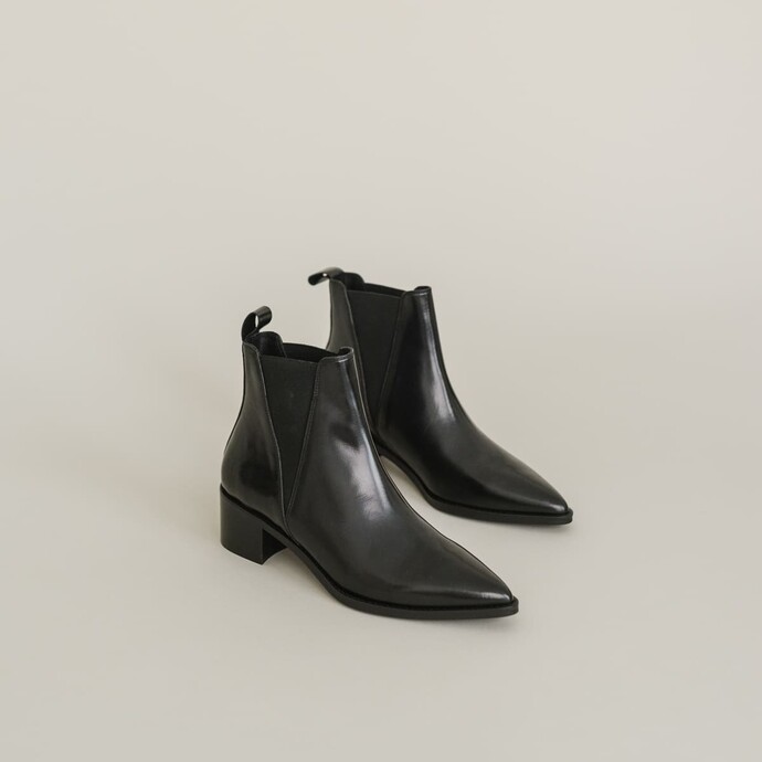 Bottines à talons et bouts pointus  en cuir noir