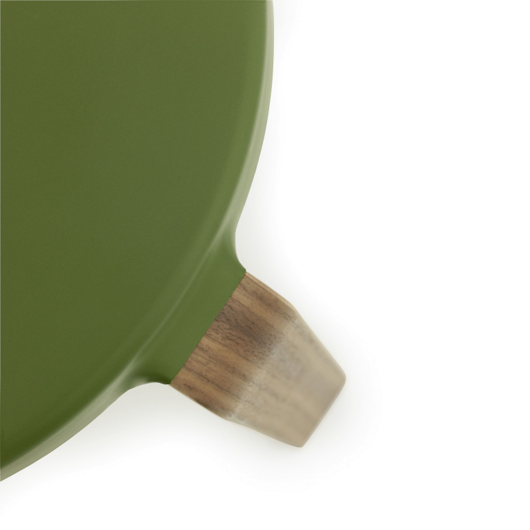Normann Copenhagen Tap kruk met walnoten onderstel olijfgroen