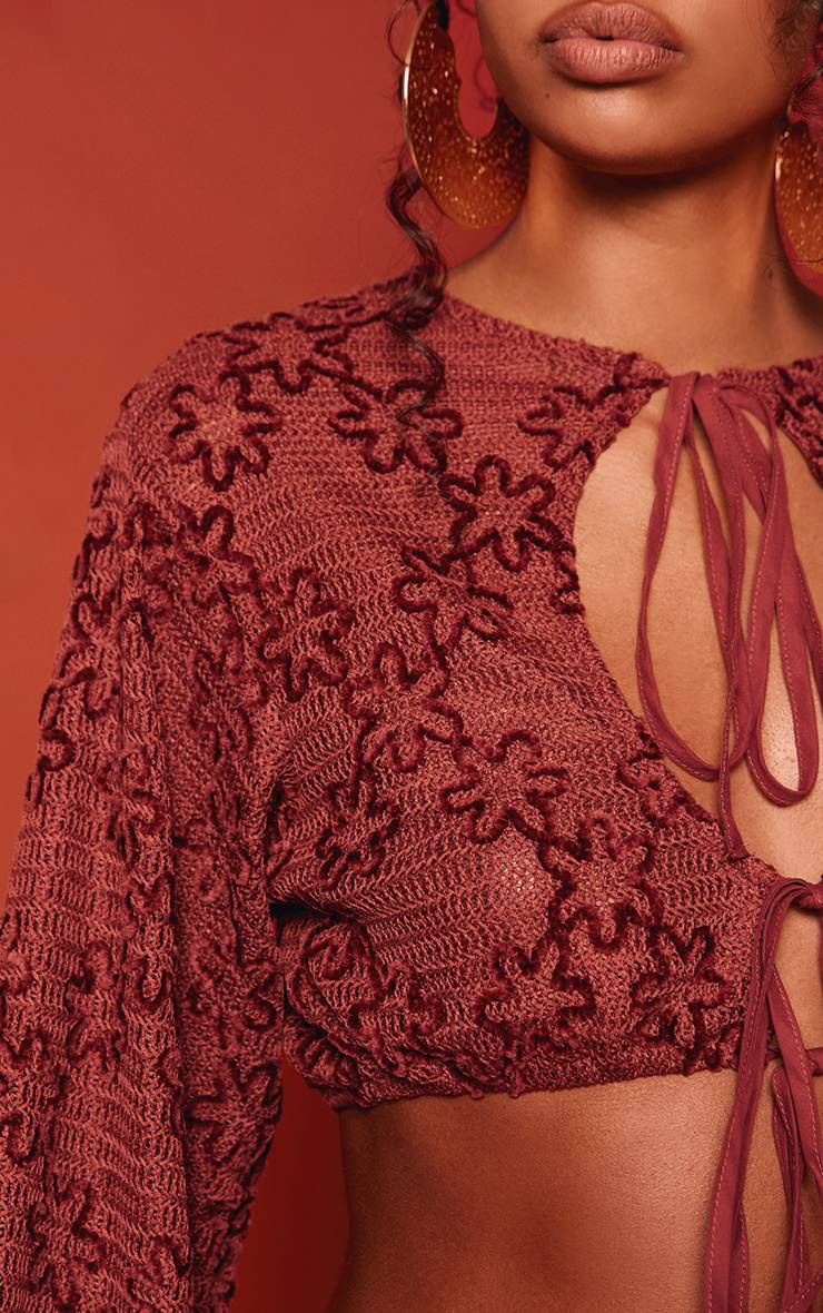 Rouge Haut Court À Fleurs Sombres En Jacquard Dévoré Avec Nœud Devant