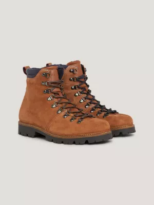 Botas de camurça com cadarço e travas