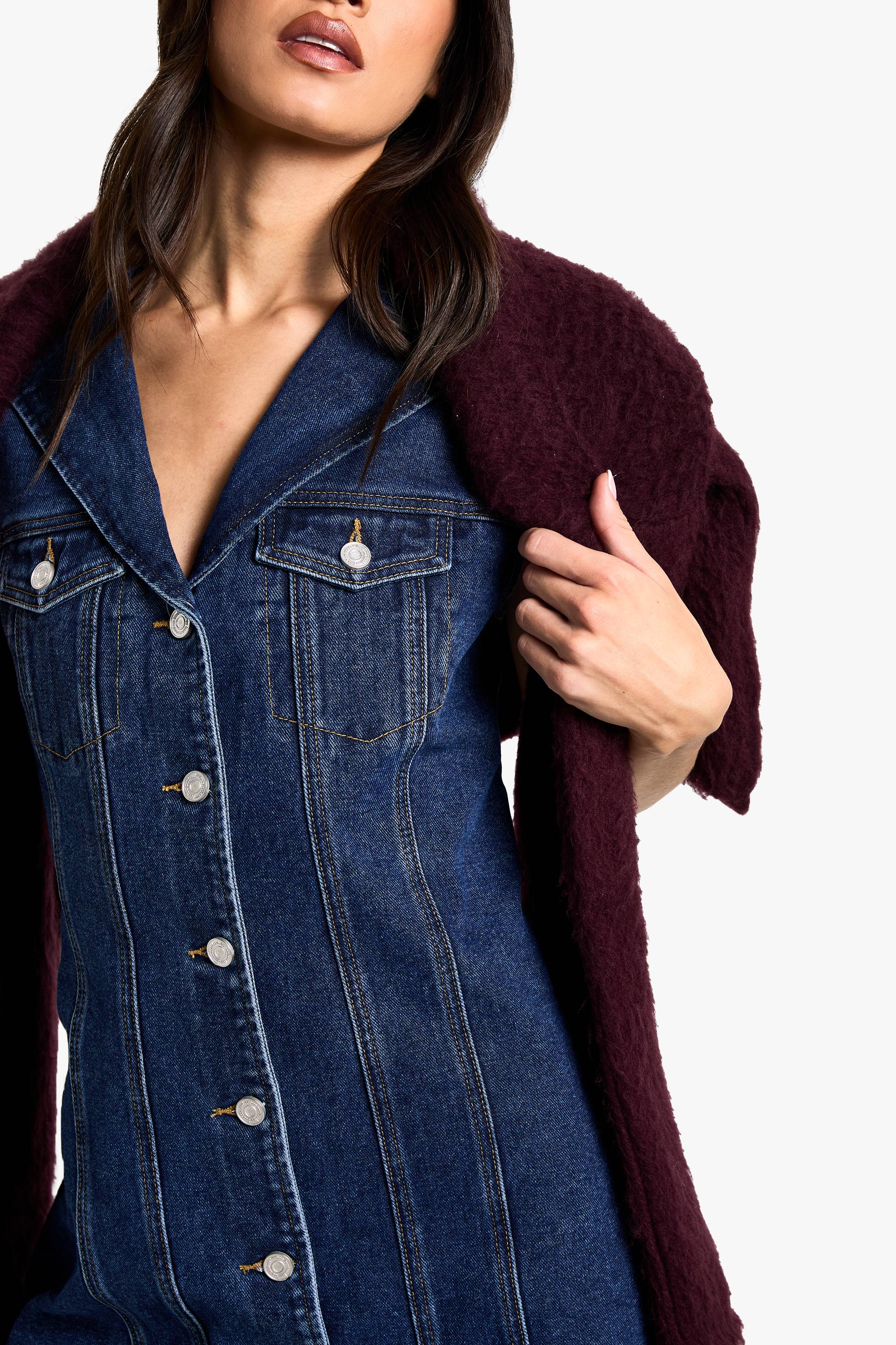 boohoo Robe Mini Denim Cintrée Sans Manches pour Grandes Tailles