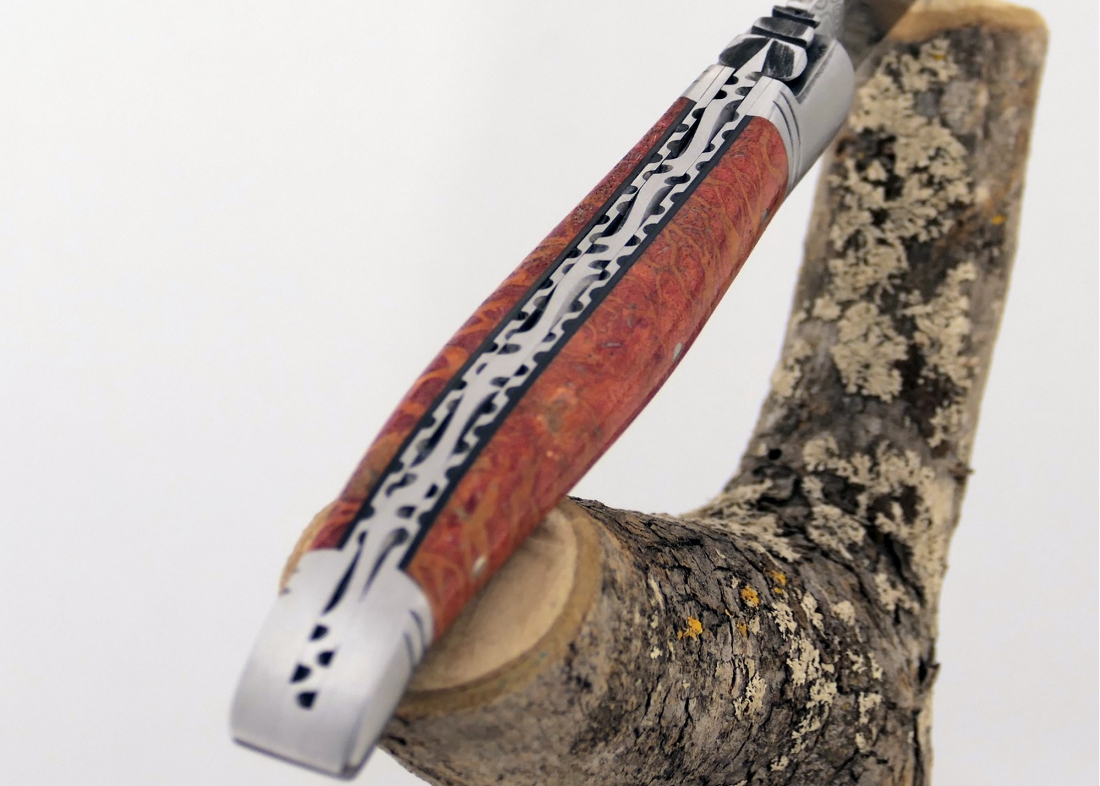 Couteau Laguiole avec un manche en corail Rouge et une lame Damas