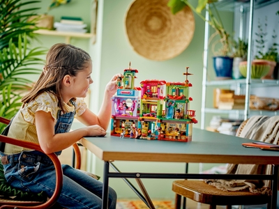 LEGO Het magische huis van de familie Madrigal (43245)