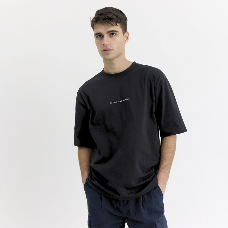 By Garment Makers Michael Oversized Logo Tee Jet black