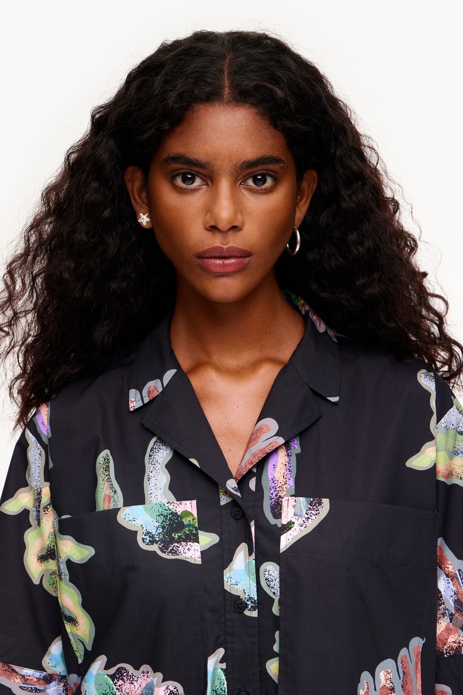 Vestido camisa estampado em tons de coral e cinza