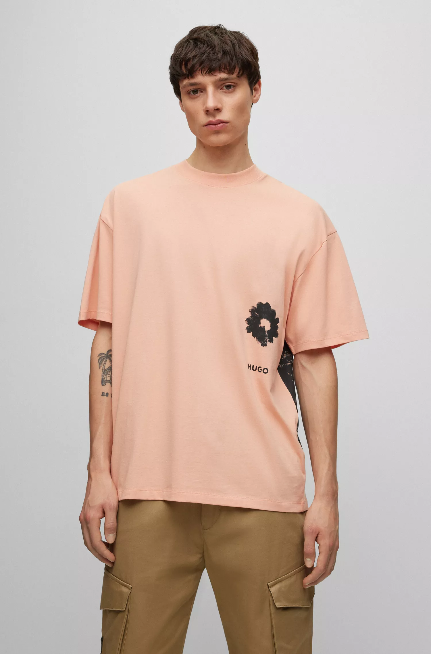Camiseta HUGO vermelha em algodão orgânico com estampas de rabiscos.