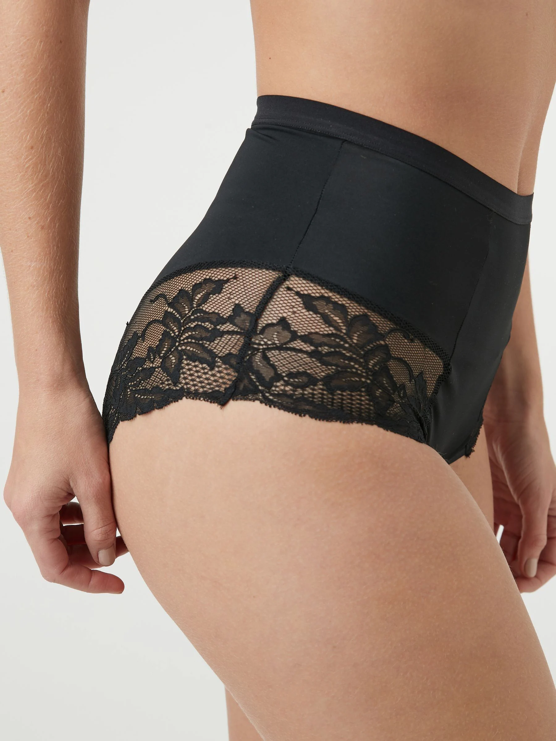 Zwart/praline huidskleur - Verpakking van 2 Braziliaanse slipjes met kanten achterkant en buikcorrigerend effect en print