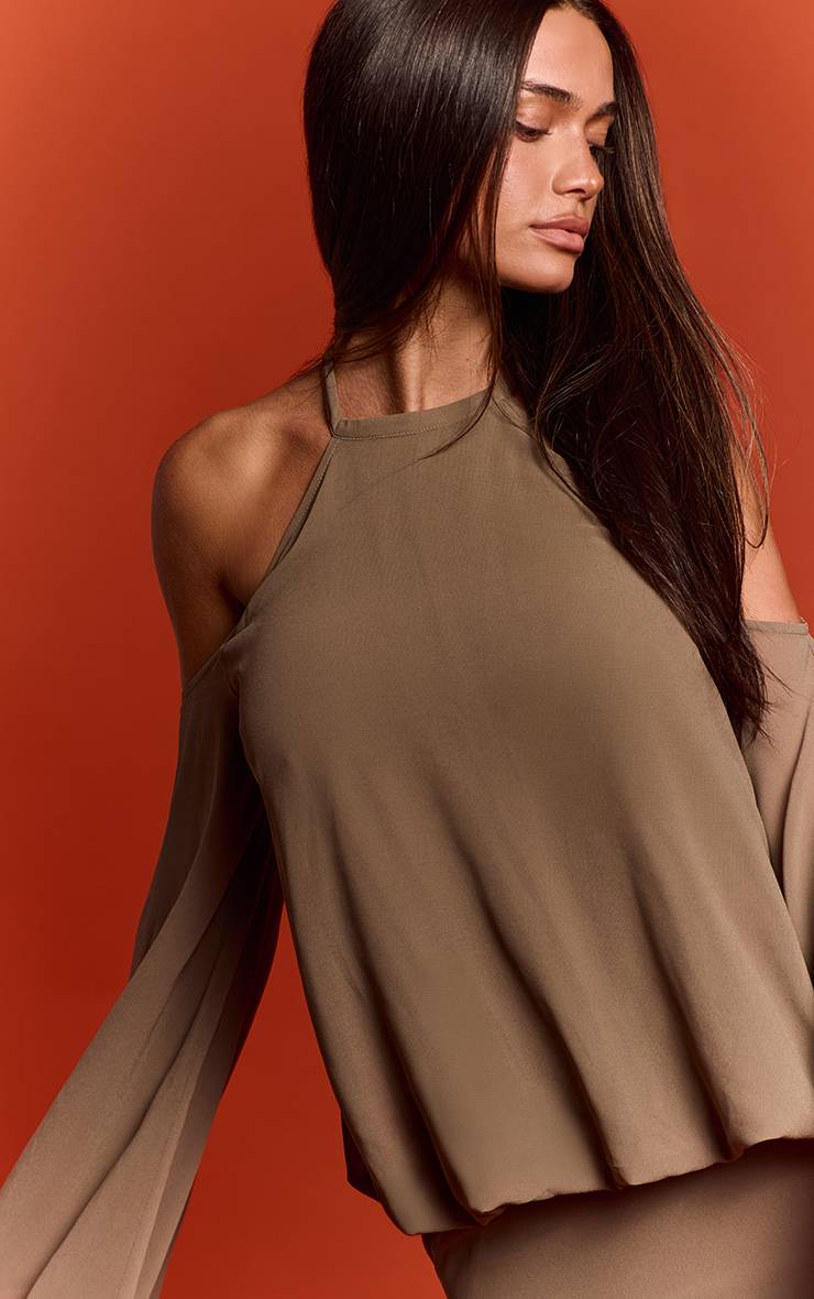 Taupe Robe Courte En Mousseline Épaules Dénudées Dos Ouvert Avec Perles Et Pompons