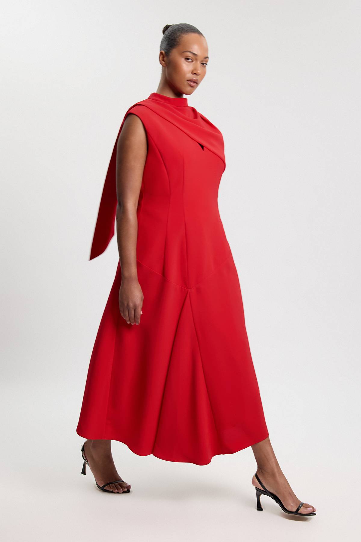 KarenMillen Robe Mi-longue Grande Taille En Crêpe Structuré Avec Cape Asymétrique Et Détail Col Drapé