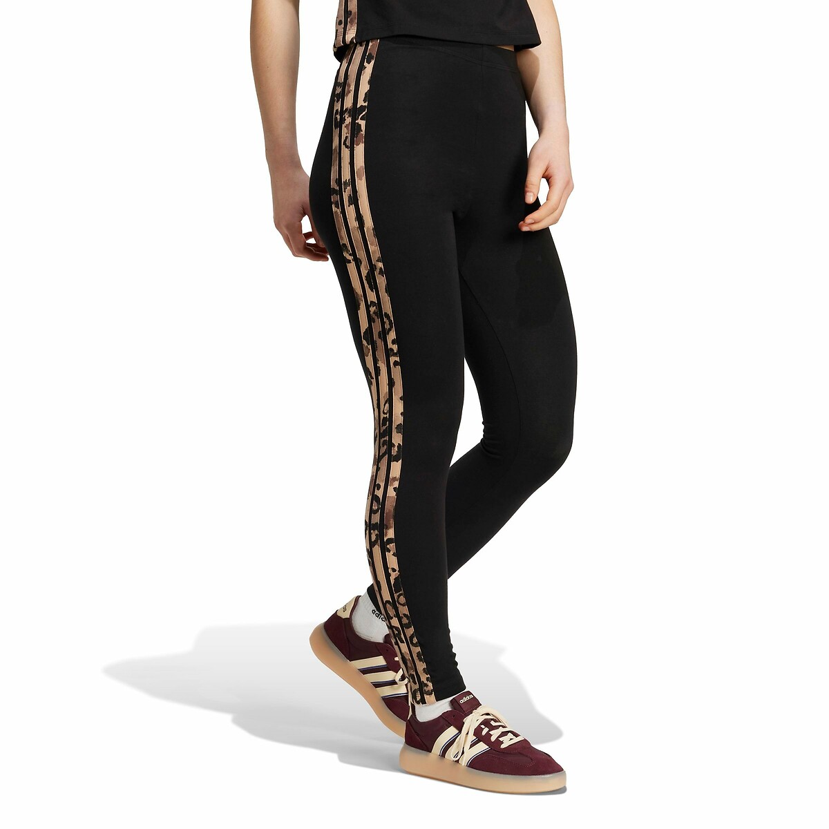 Calça legging ADIDAS SPORTSWEAR<br>Com estampa de leopardo e 3 listras