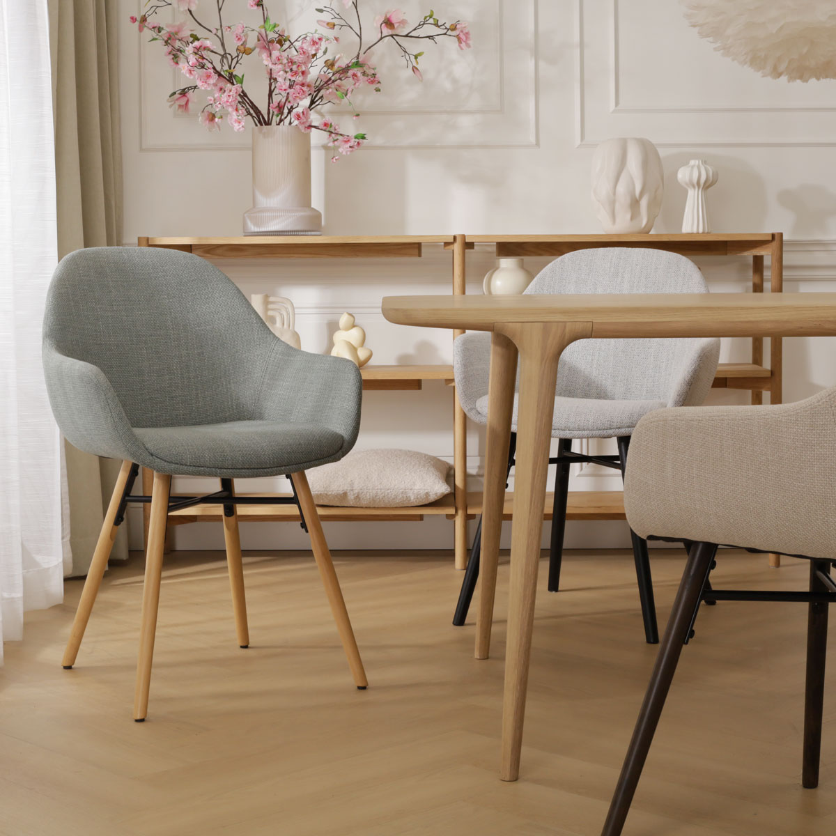 Eetkamerstoel Nena-Mae bouclé beige - zwart onderstel