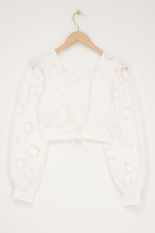 Witte top met gestrikte achterkant en bloemen broderie