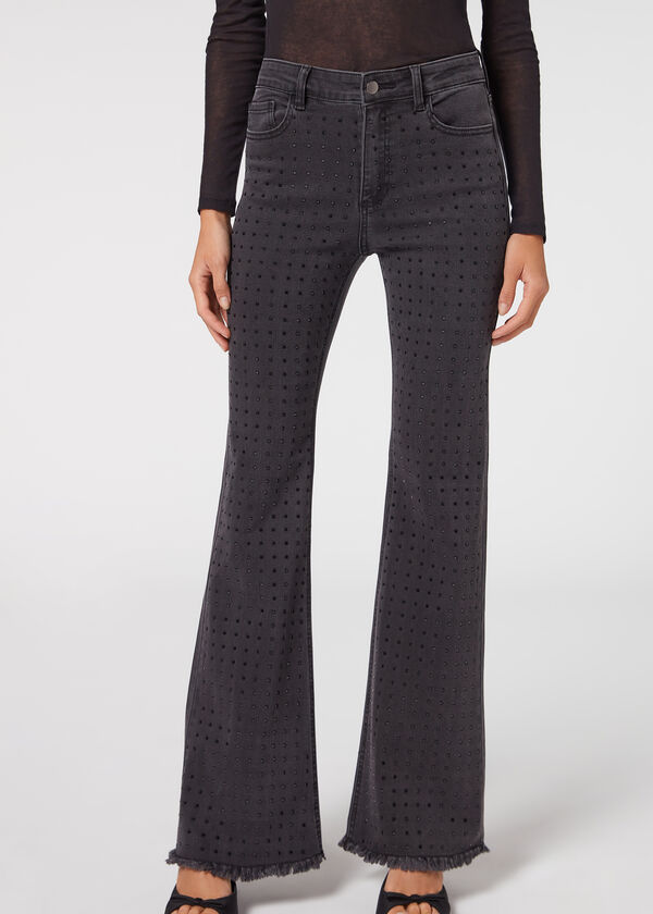 Calça jeans flare com detalhes de tachas