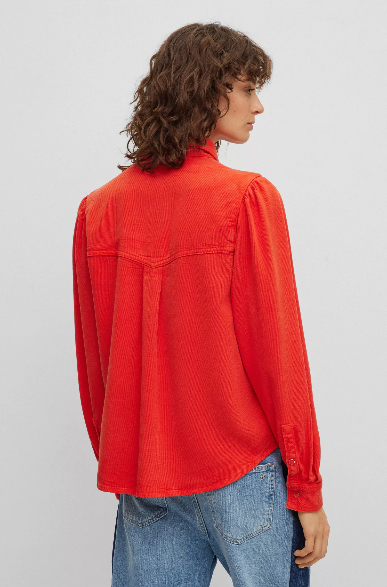 Blusa BOSS preta, corte regular, com fecho de pressão e gola pontiaguda.