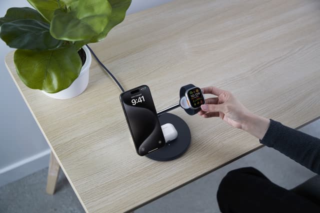 Belkin BoostCharge Pro 3-i-1 Qi2 trådløs ladestation (sort)