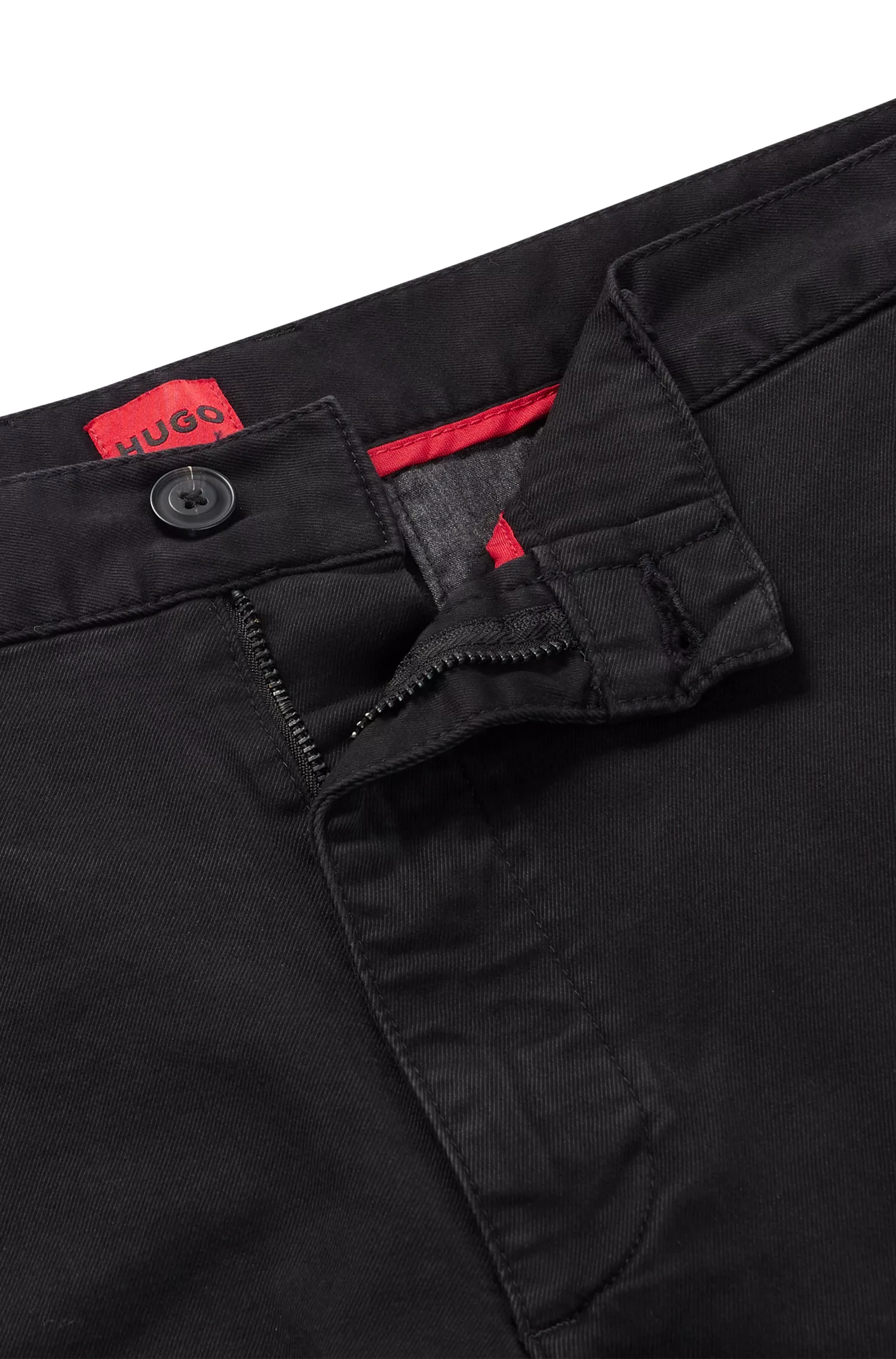 Calções cargo HUGO em algodão elástico vermelho com etiqueta vermelha com o logotipo.