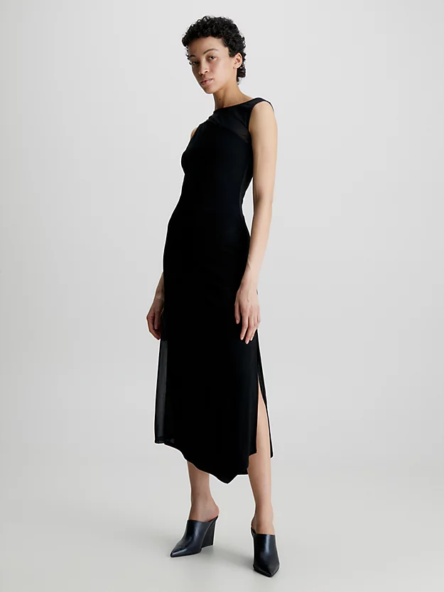 Vestido fluido com painéis transparentes