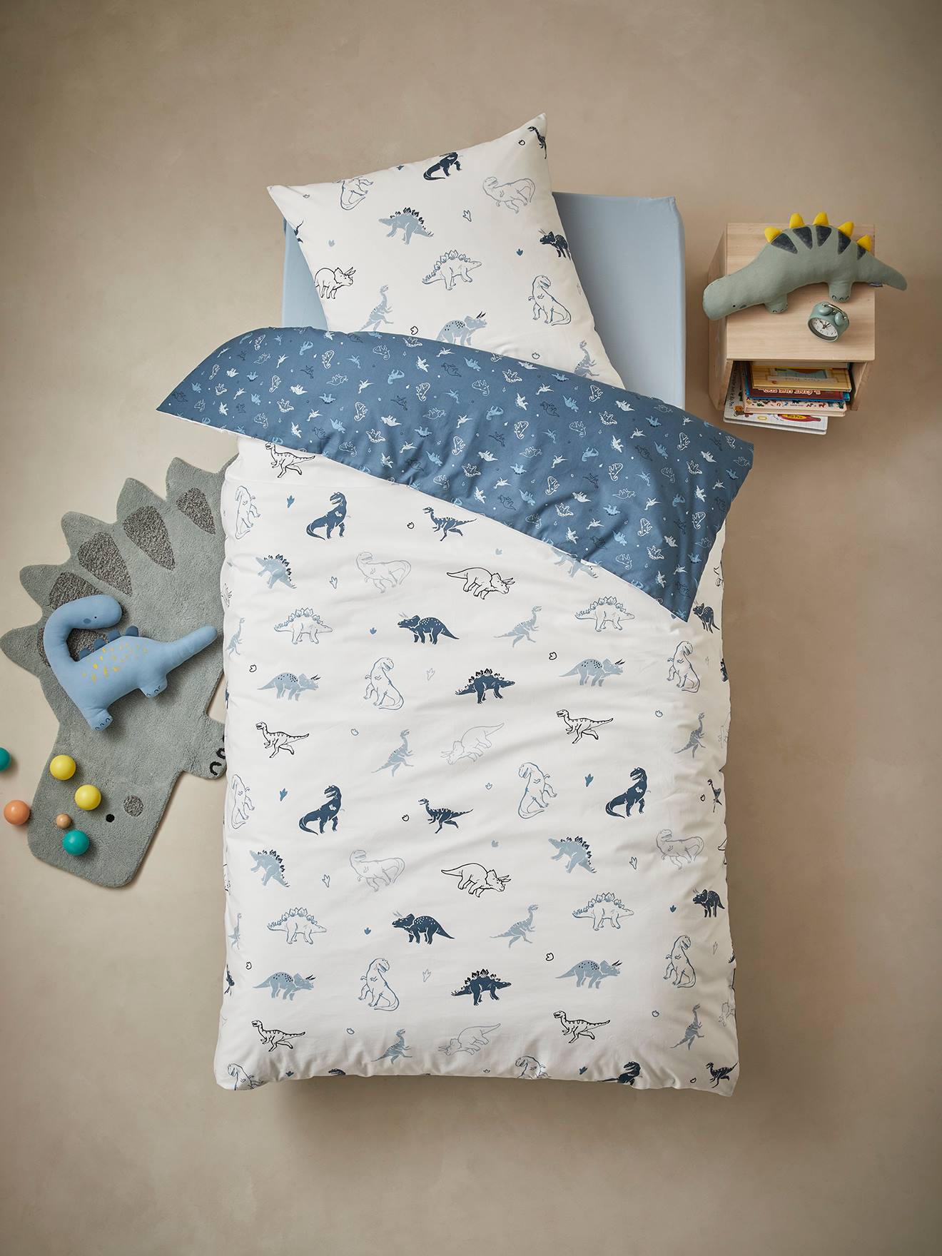 Conjunto de cama infantil Hello Dinos com capa de edredom e fronha, estampa básica branca clara.