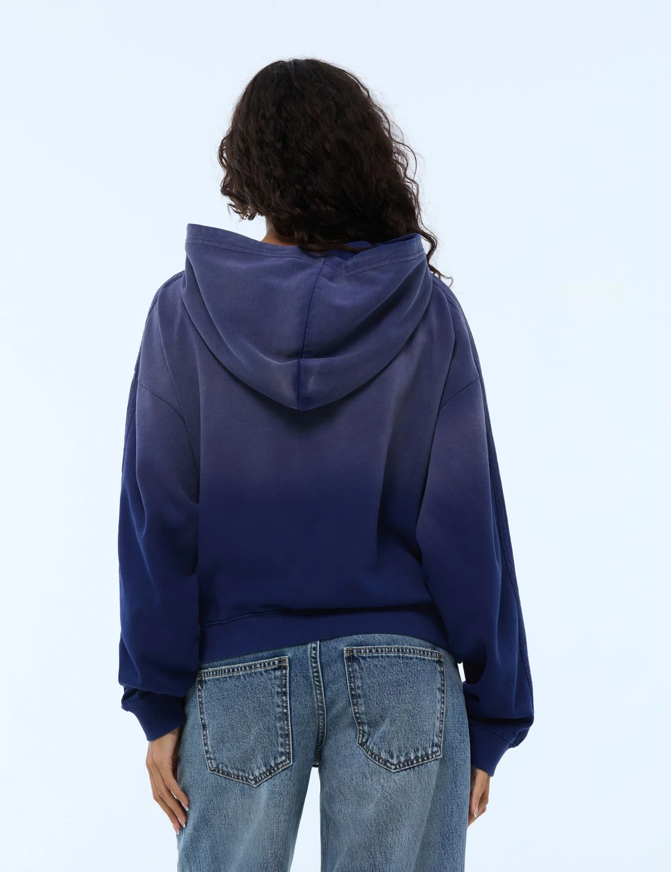 Sweat à capuche avec message brodé bleu ardoise