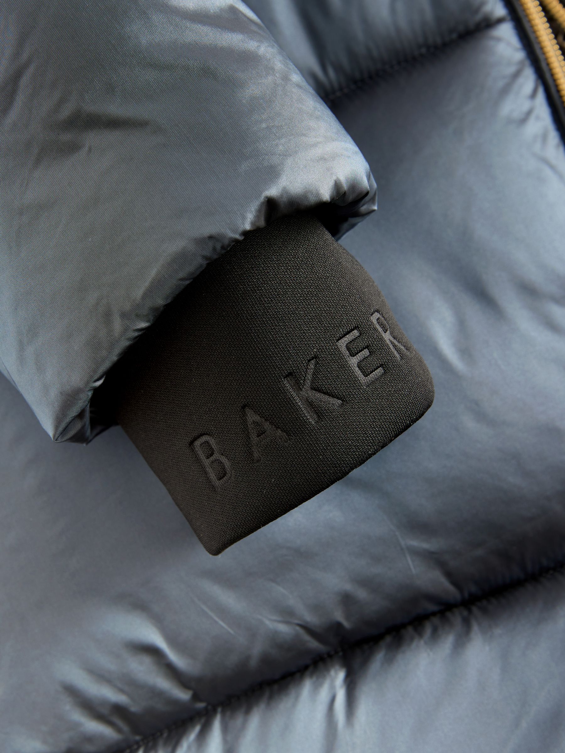 Baker by Ted Baker - Marineblauwe, regenbestendige gewatteerde jas met parels en ceintuur