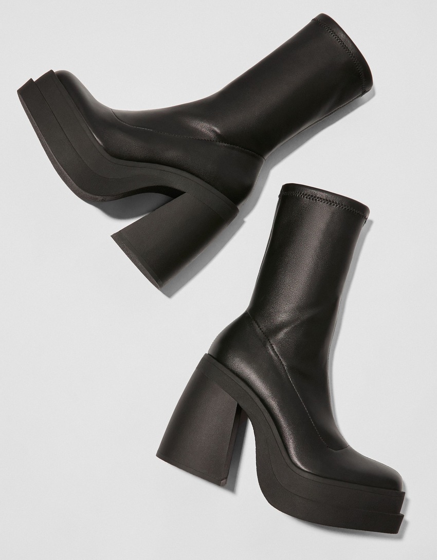 Botas de cano curto com plataforma e salto alto.