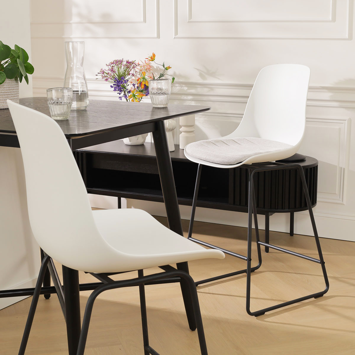 Nino-Liv barkruk wit met beige zitkussen - zwart onderstel - 75 cm