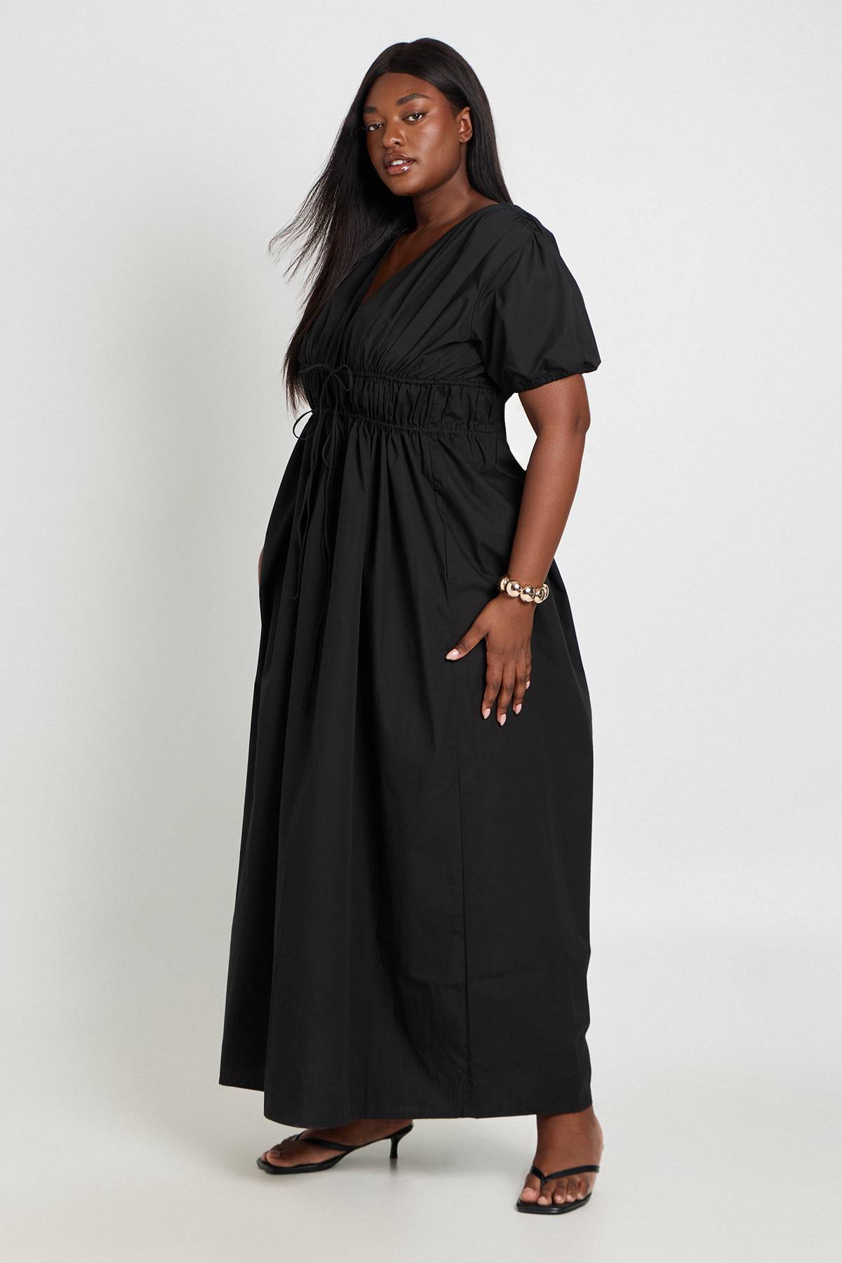 boohoo Robe Maxi Grande Taille À Fronces Et Lien Noué Devant