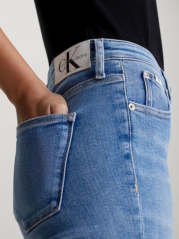 Calça jeans super skinny de cintura alta até o tornozelo