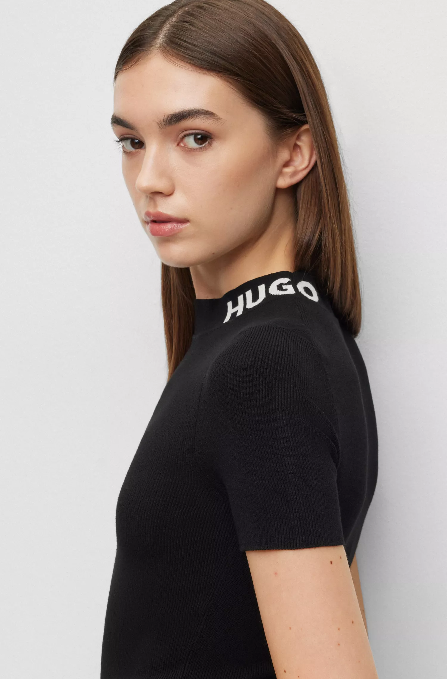 Vestido de malha vermelho HUGO de manga curta com gola com logotipo.