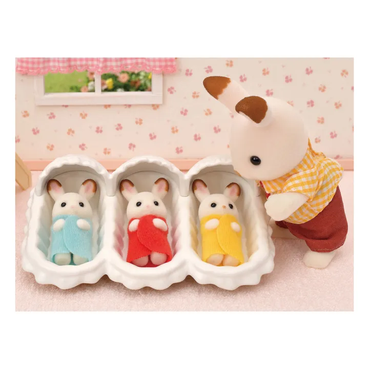 Sylvanian Families Les triplés lapin chocolat et accessoires de puériculture