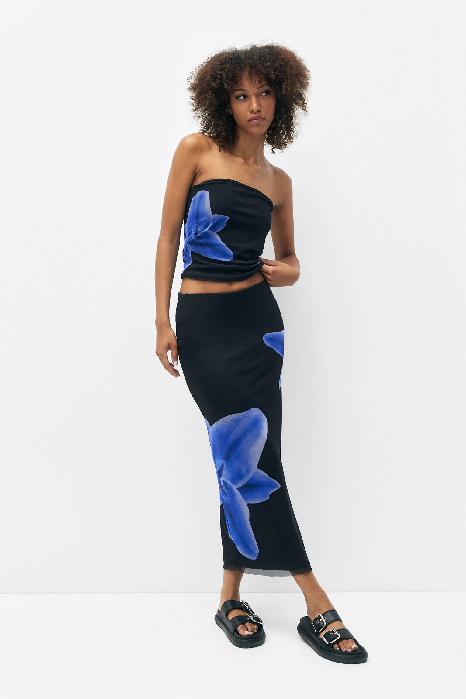 Saia midi com flor de tule - preta