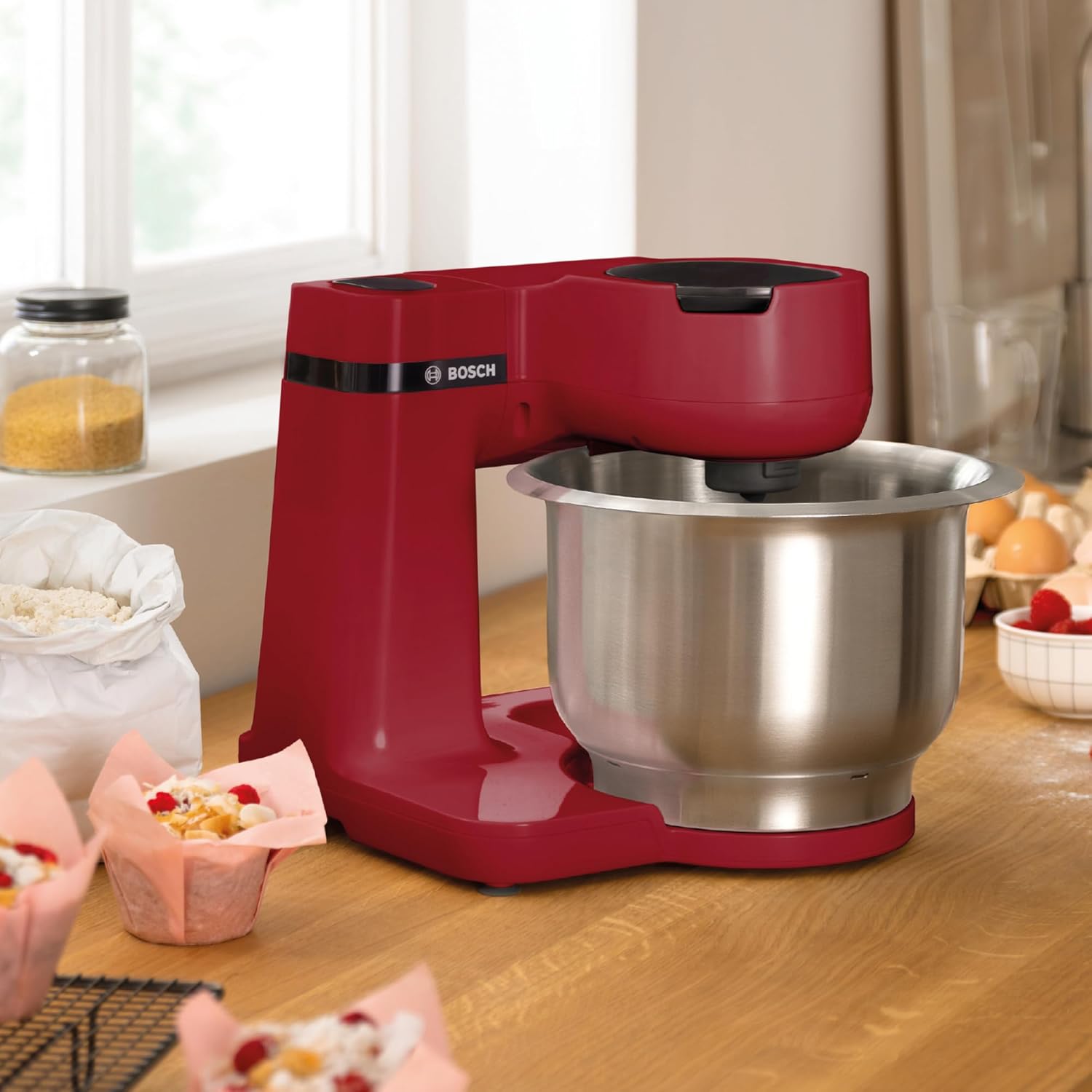 Bosch Küchenmaschine Serie 2, kleine Küchenmaschine, Edelstahl-Schüssel 3,8 L, Knethaken, Schlag-, Rührbesen Edelstahl, Durchlaufschnitzler, 3 Scheiben, 700 W, rot, MUMS2ER01
