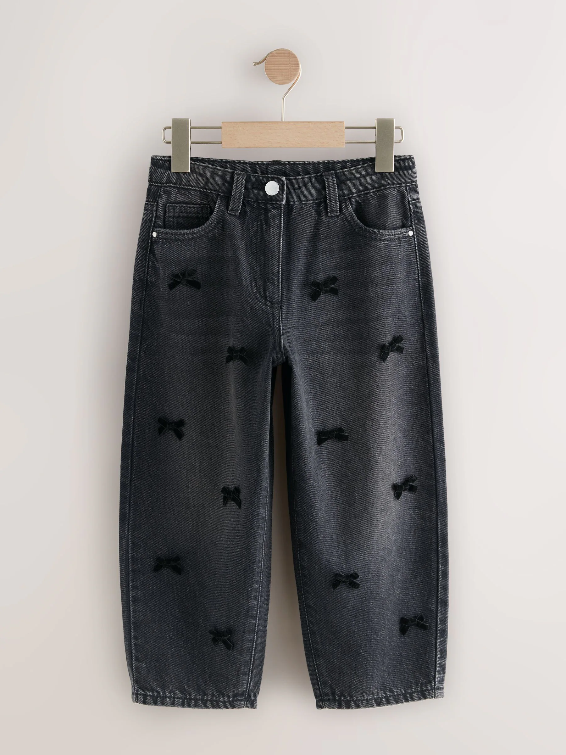 Zwarte wassing - Jeans met strikborduursel en barrelpijpen (3-16jr)