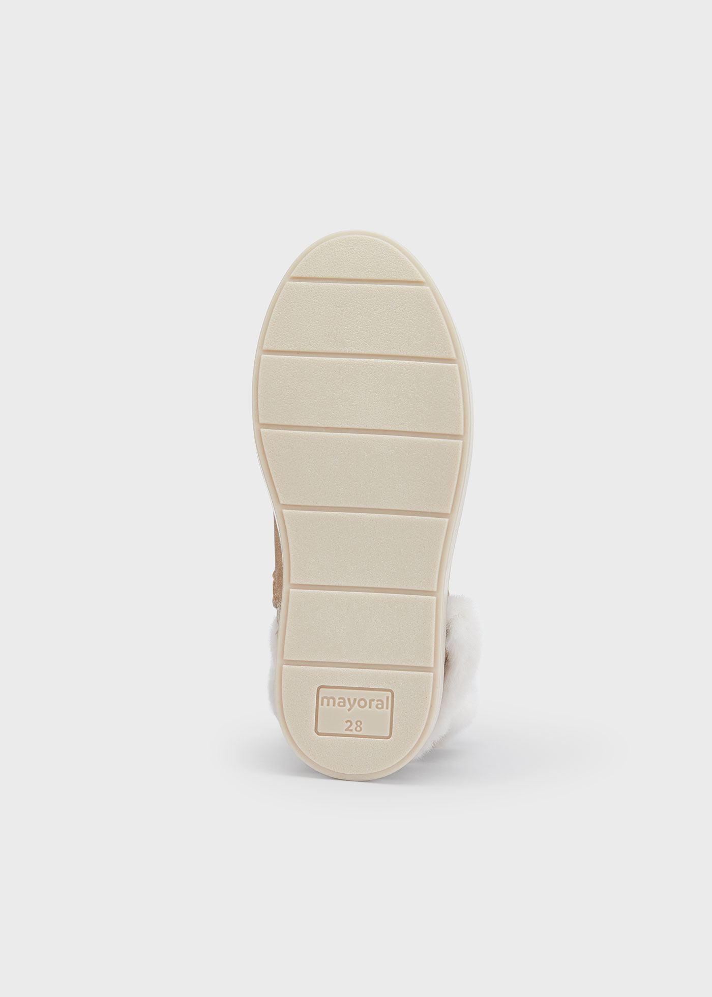 Botas de cano curto com forro e tachas para meninas