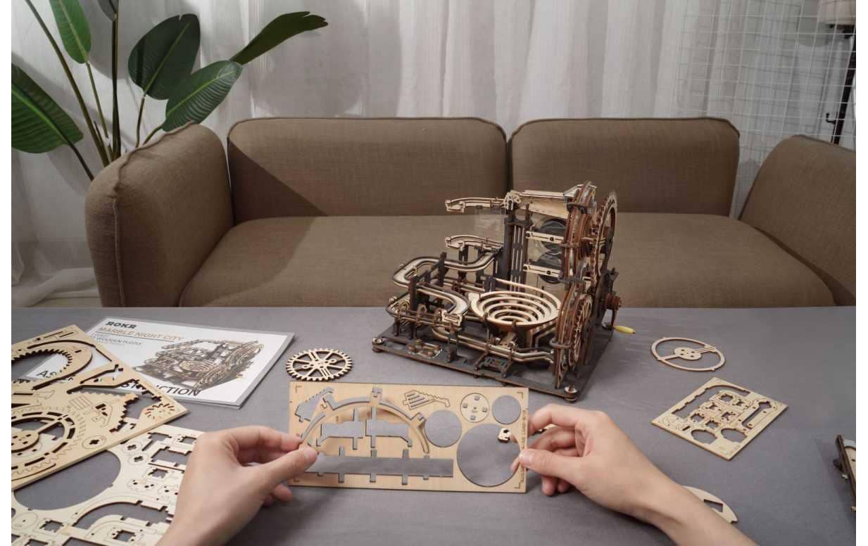Bausatz Murmelbahn Night City mit Kurbelantrieb3D-Puzzle aus lasergeschnittenen Holzteilen