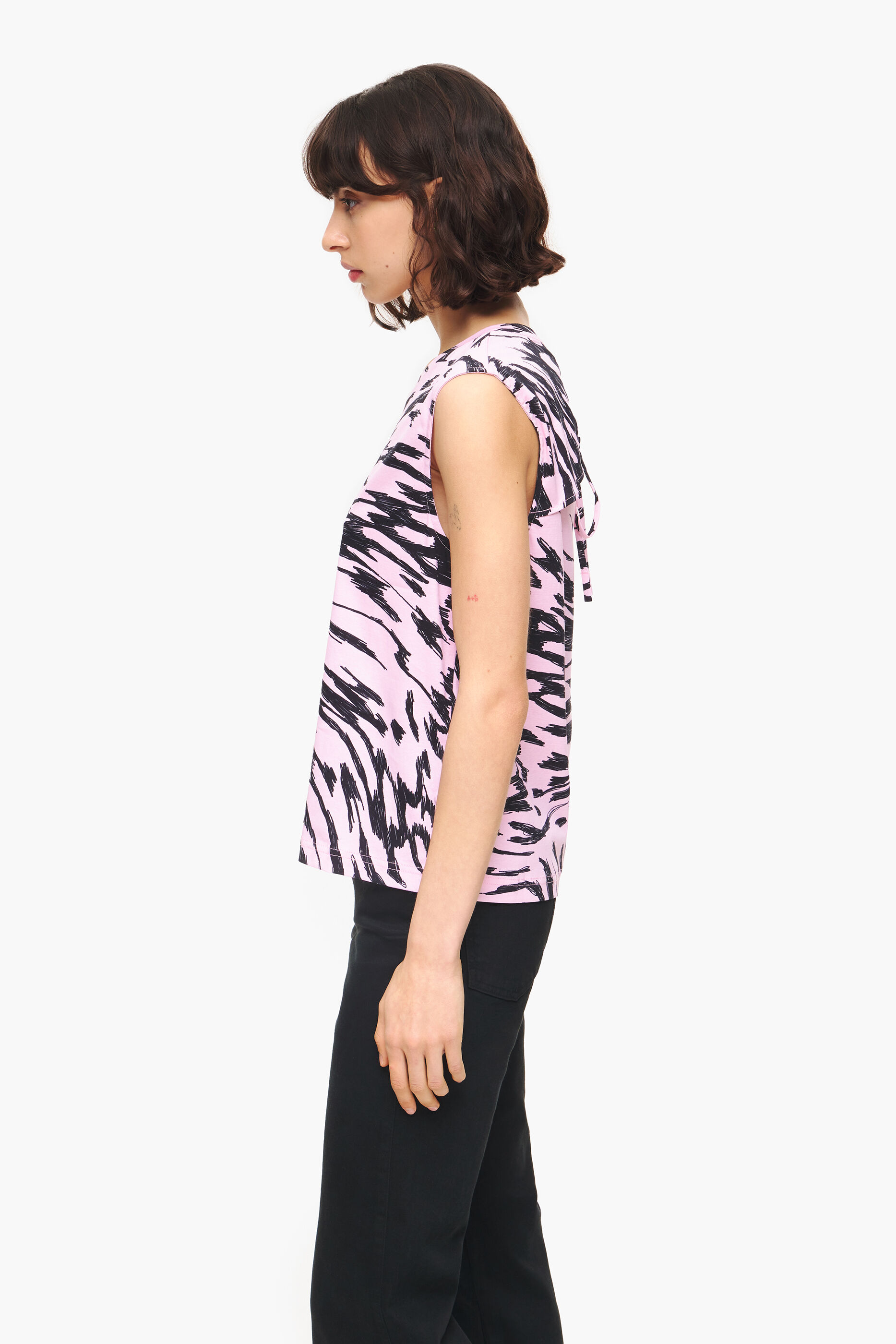 Camiseta de algodão bicolor rosa com estampa de asa de borboleta