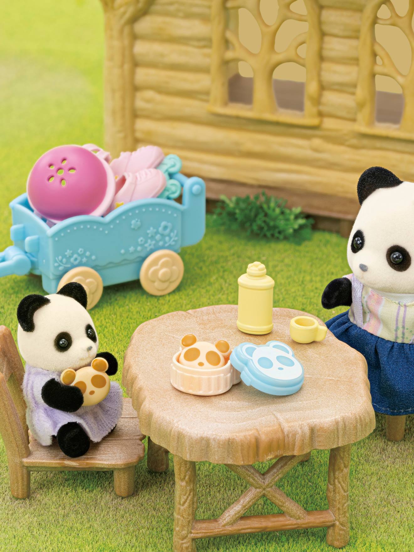 Menina panda, sua bicicleta e seu reboque
