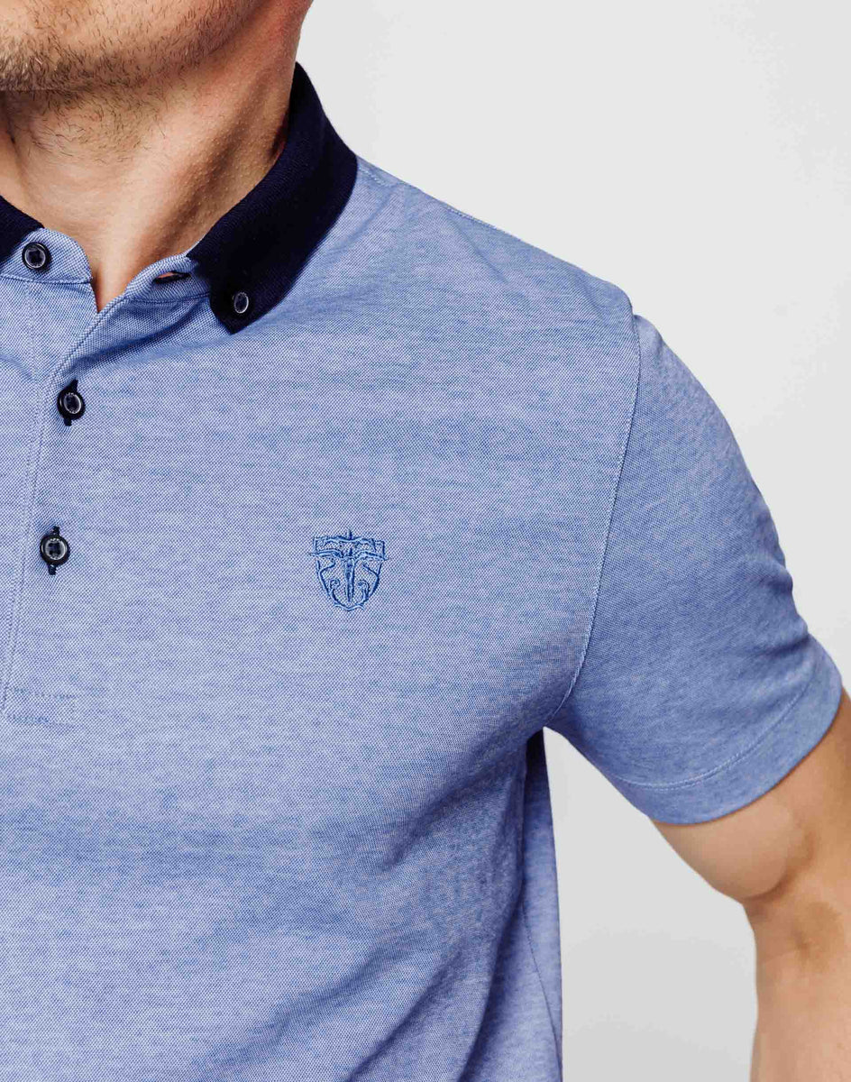 Polo bleu col contrasté