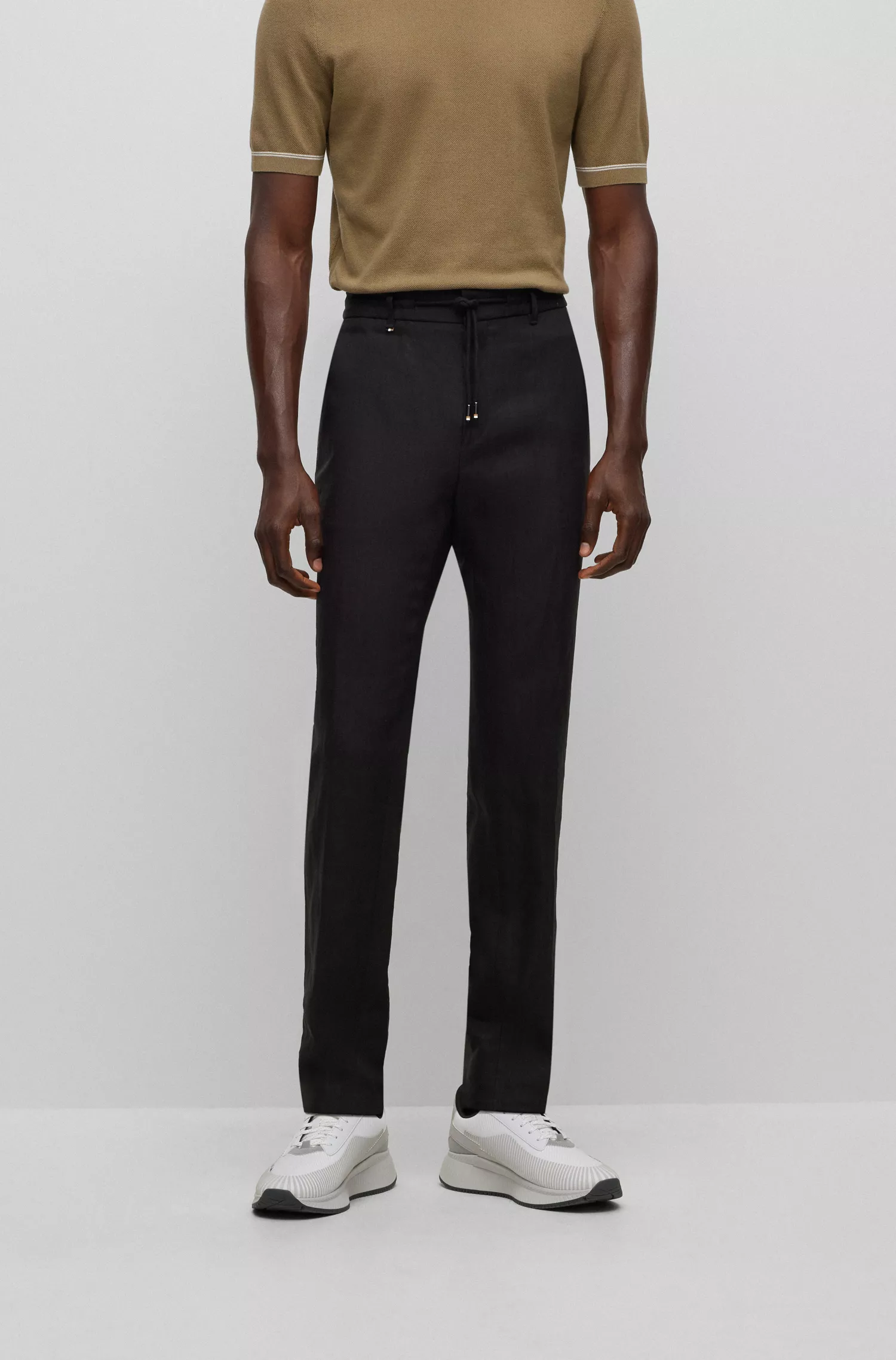 Calça BOSS preta de corte slim em linho com cintura ajustável por cordão.